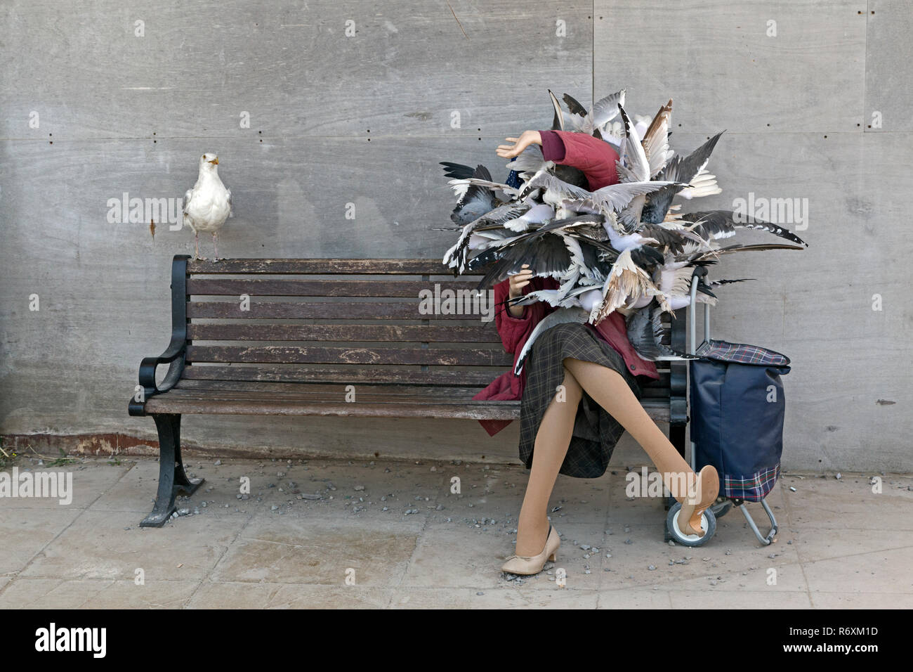 Eine Skulptur von Vögel Angriff auf eine Frau in einer Szene erinnert an Hitchcocks Film "Die Vögel" bei Banksys Ausstellung Dismaland, 10. September 2015. Stockfoto