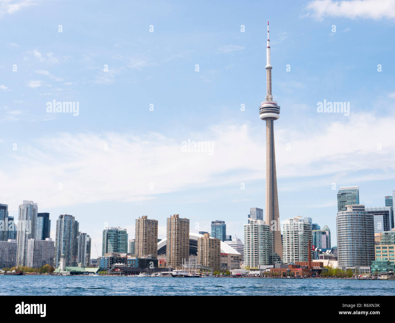 Toronto Downtown. Blick auf den CN Tower, Roger Center und andere berühmte Gebäude Stockfoto