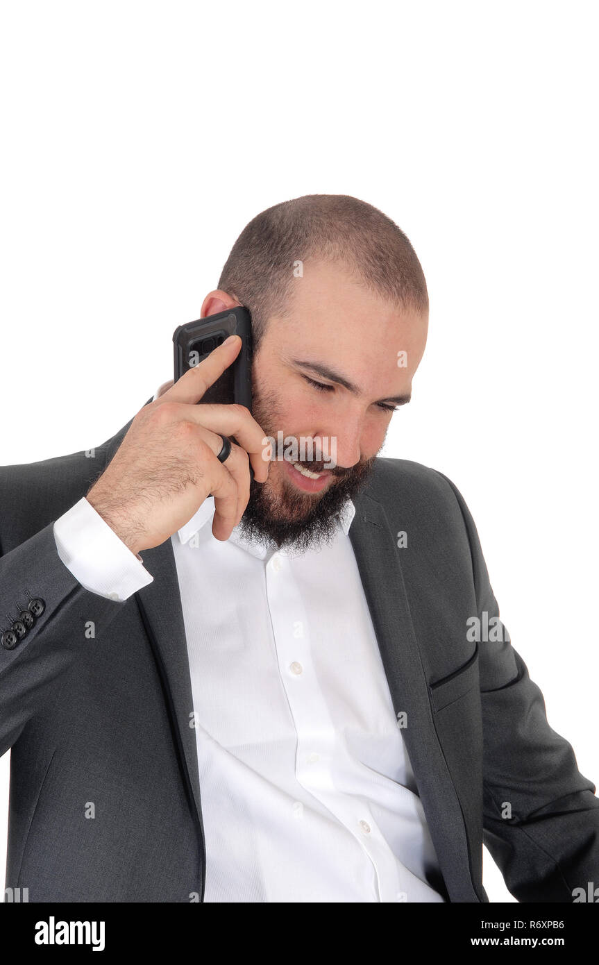 Lächelnder Mann mit Bart auf dem Handy Stockfoto