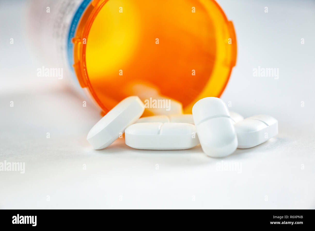 WA 17035-00 ... WASHINGTON - Acetaminophen Hydrocodone Pillen aus der Flasche. Stockfoto