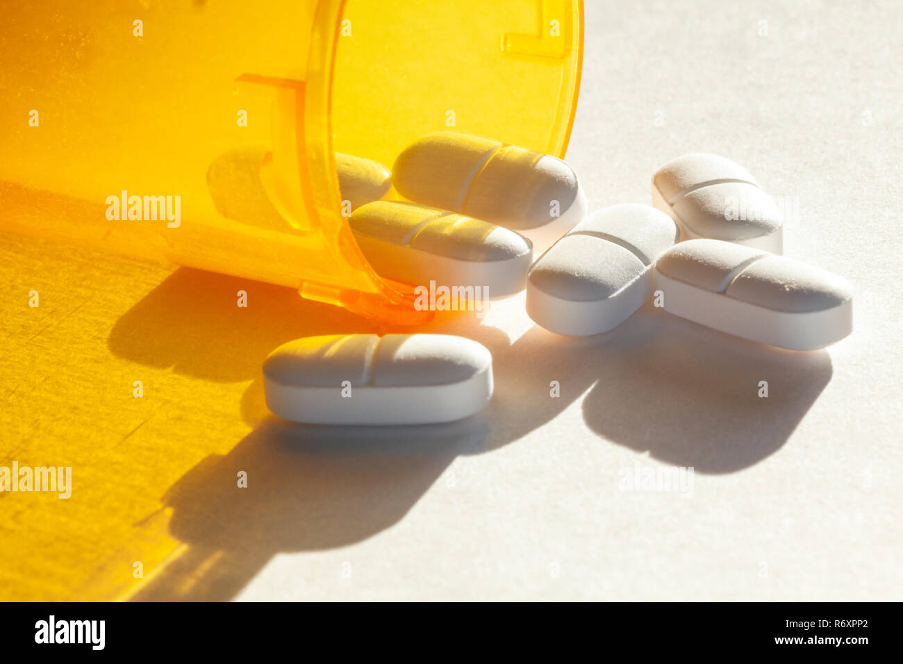 WA 17036-00 ... WASHINGTON - Acetaminophen Hydrocodone Pillen aus der Flasche. Stockfoto