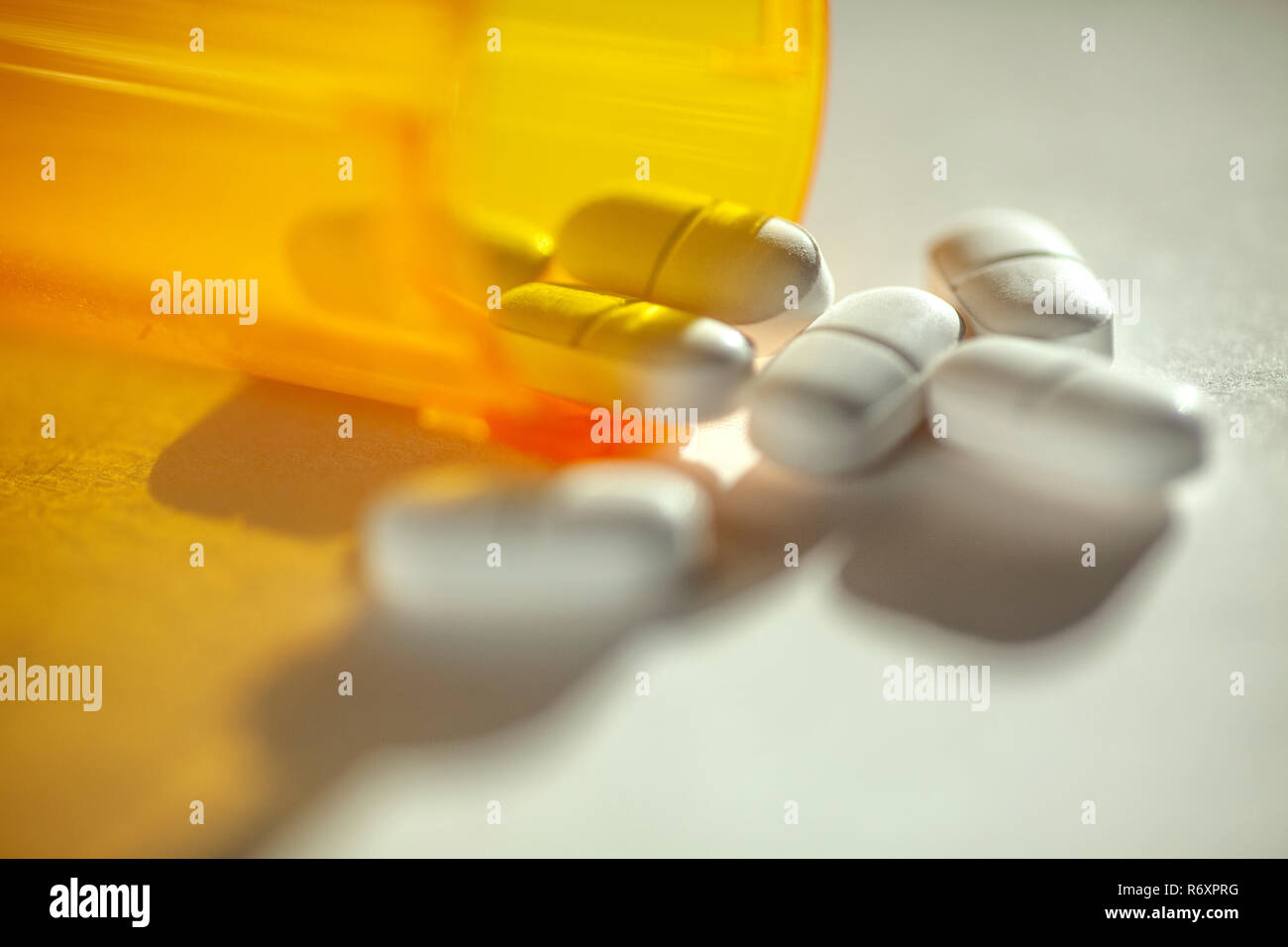 WA 17037-00 ... WASHINGTON - Acetaminophen Hydrocodone Pillen aus der Flasche. Stockfoto