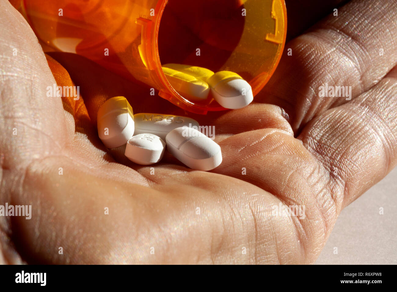 WA 17039-00 ... WASHINGTON - Acetaminophen Hydrocodone Pillen aus einer Flasche am zu einer Hand. Stockfoto