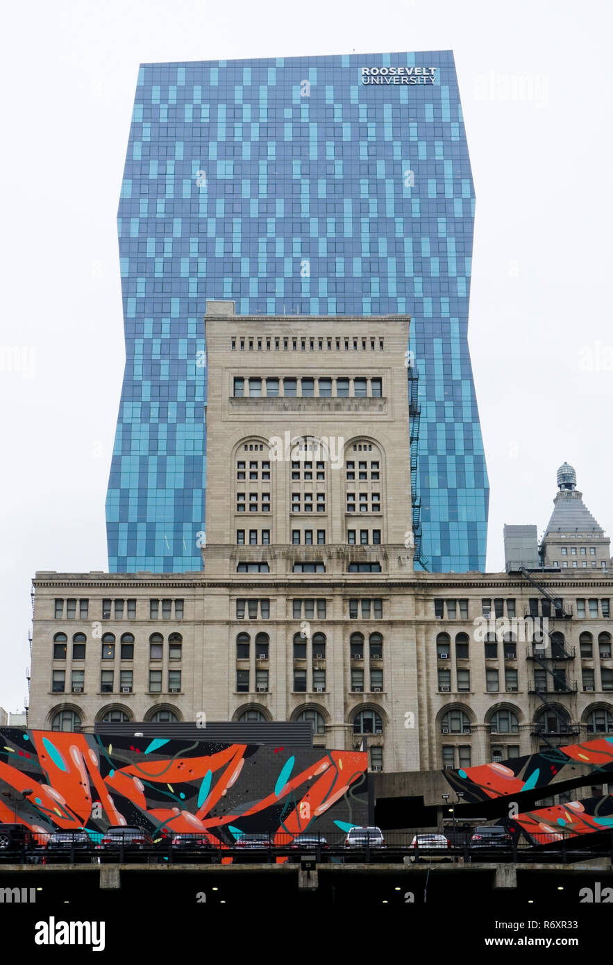 Roosevelt University (blaues Gebäude) und das Auditorium Theater von der Roosevelt University, Chicago, Illinois. Architekten Louis Sullivan und Dankmar Adle Stockfoto