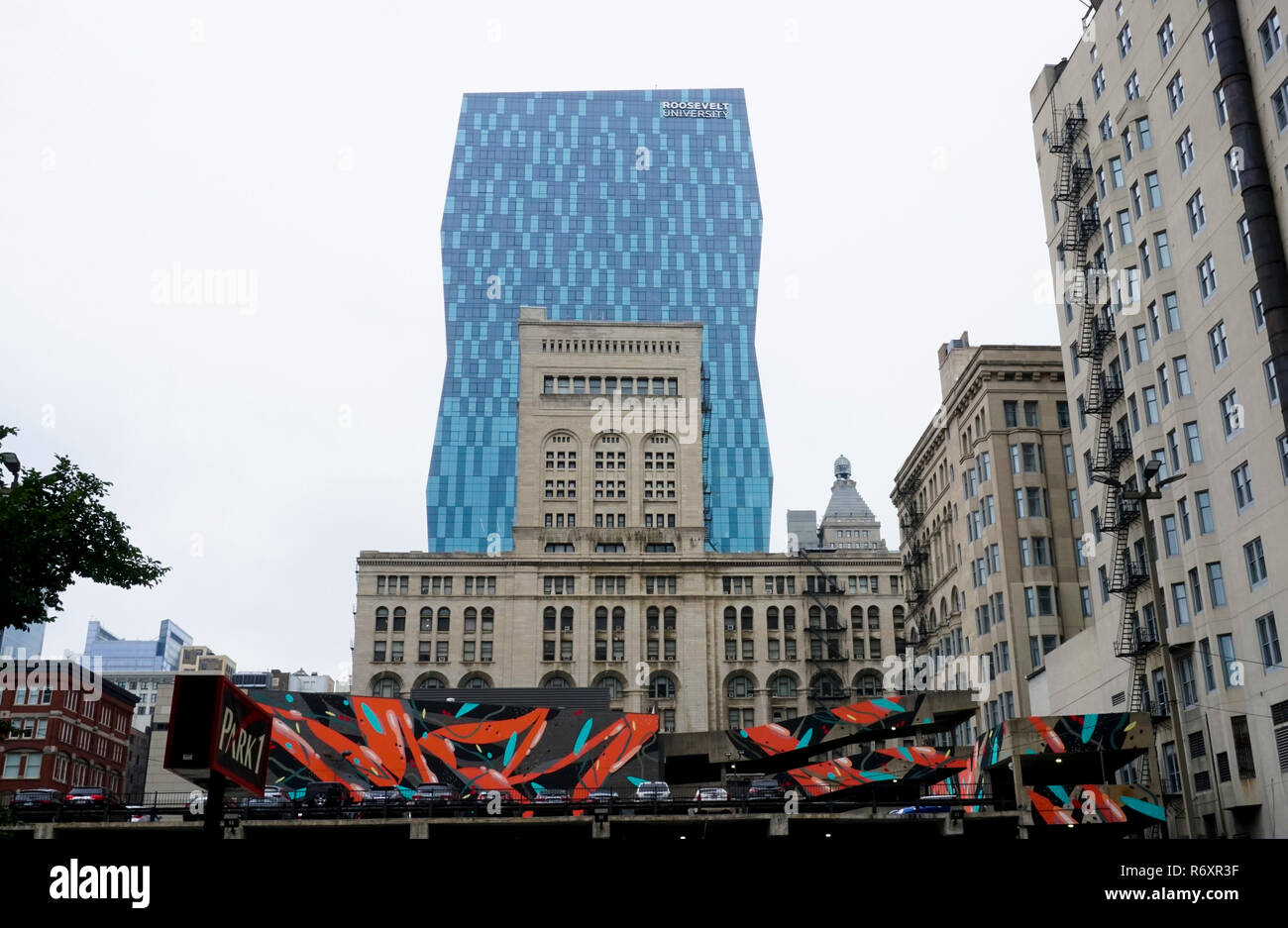 Roosevelt University (blaues Gebäude) und das Auditorium Theater von der Roosevelt University, Chicago, Illinois. Architekten Louis Sullivan und Dankmar Adle Stockfoto