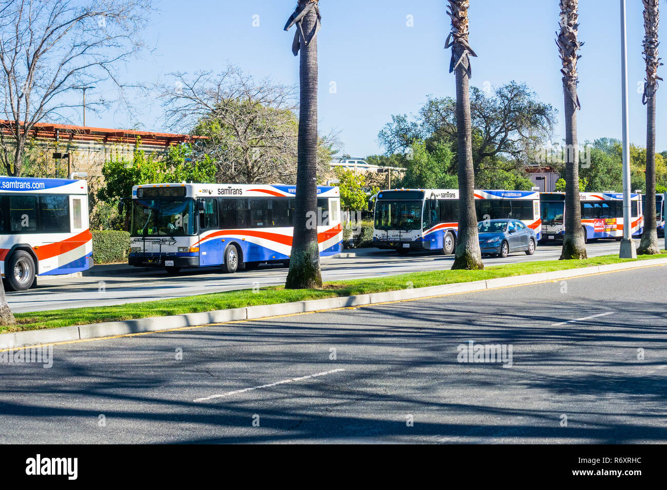 Februar 8, 2018 in Palo Alto/CA/USA - SamTrans Busse gestoppt am Bahnhof; SamTrans ist ein öffentlicher Transport Agency in und um San Mateo County, S Stockfoto
