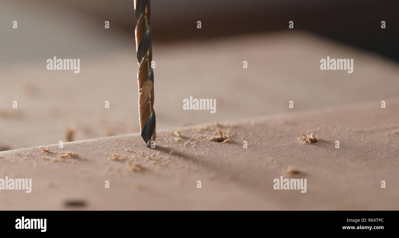 Elektrische Bohrer auf Holzbrett Stockfoto