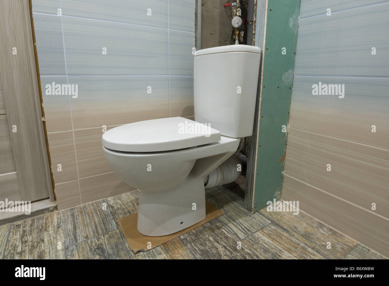 Vorübergehend installierten wc auf dem Karton in die Toilette repariert  werden Stockfotografie - Alamy