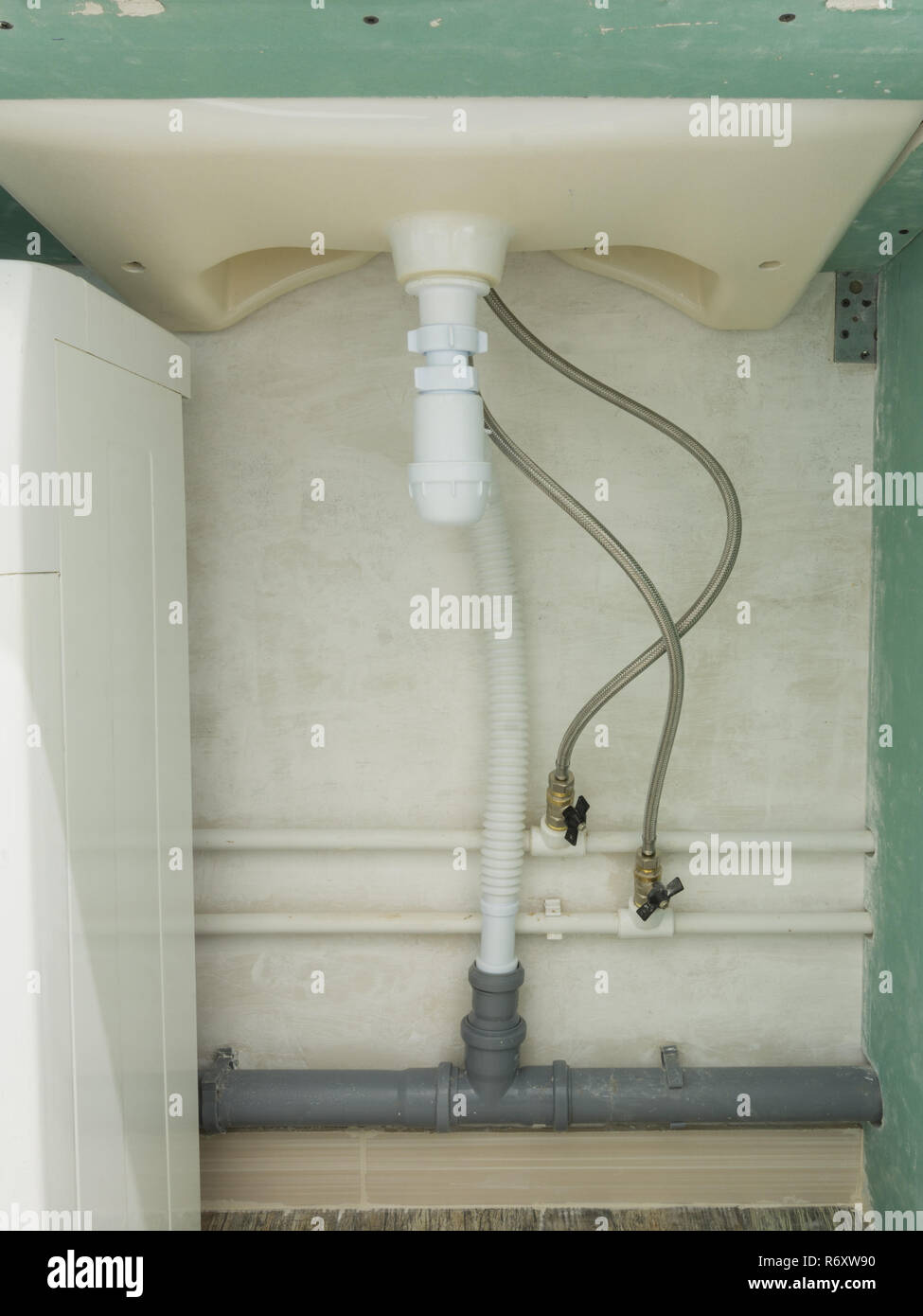 Flexible Verbindung von kaltem und warmem Wasser und einem Waschtisch Siphon Stockfoto