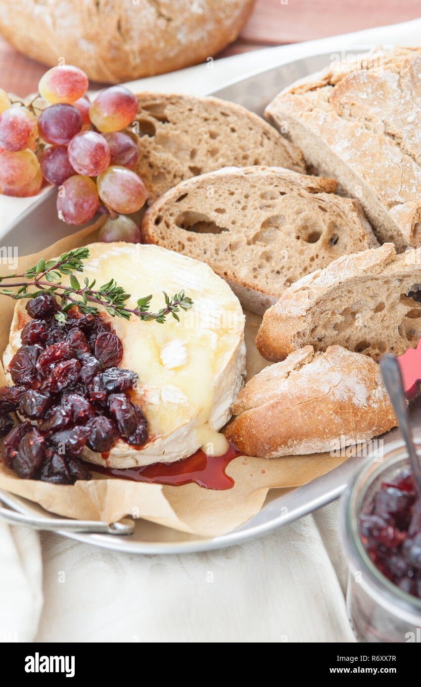 Gebackener Camembert mit Preiselbeeren Stockfoto