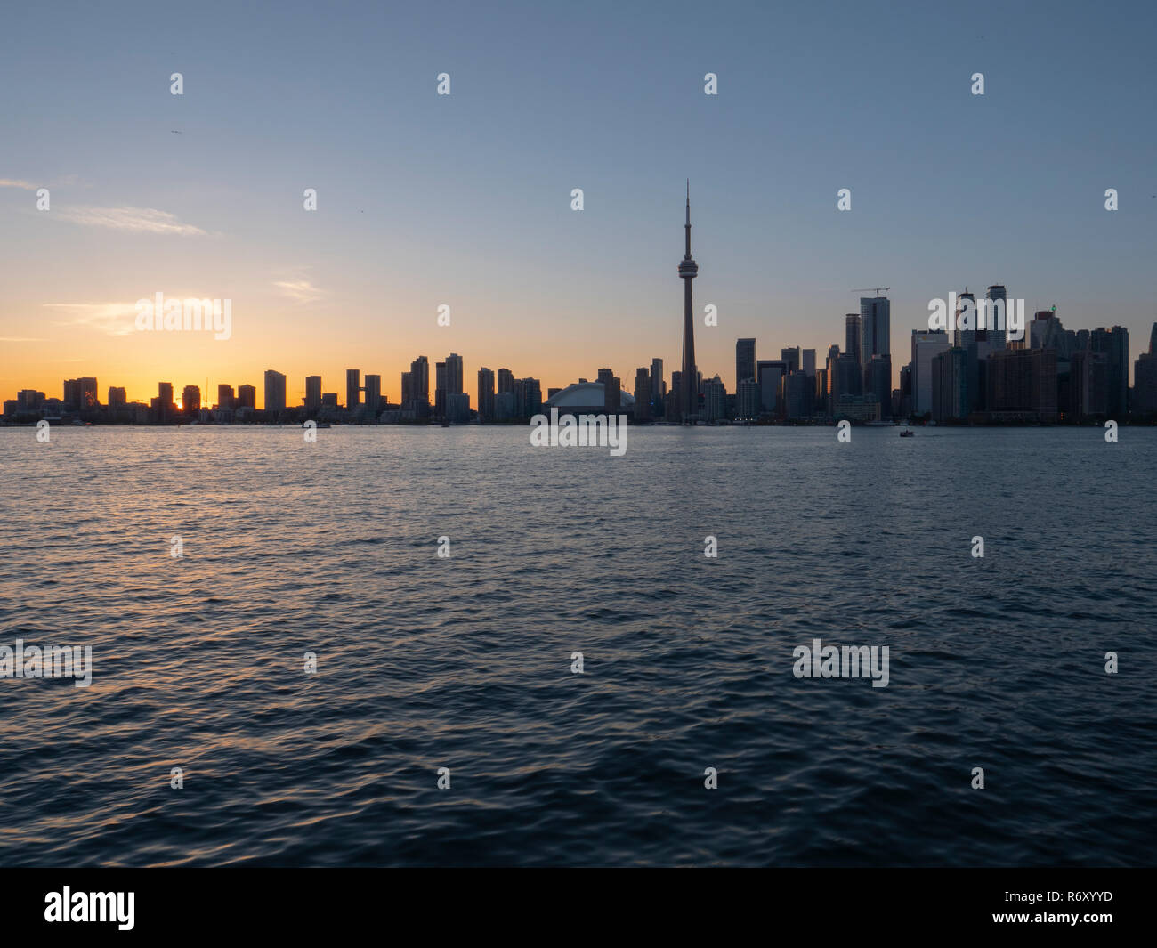 In der Innenstadt von Toronto, CN Tower aus dem See Stockfoto