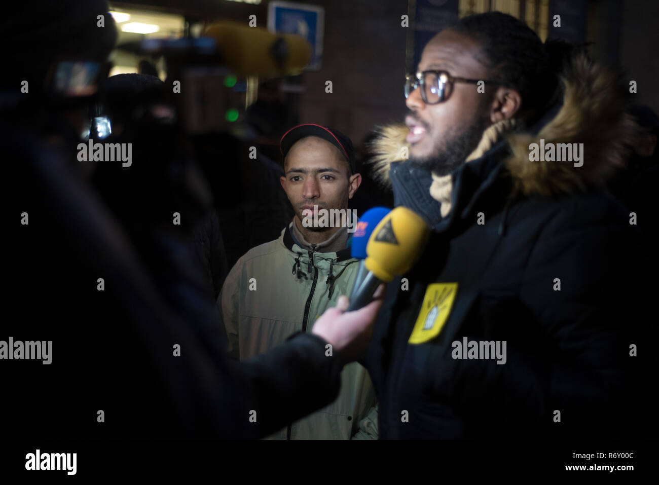 Saint-Denis, Paris 2016. Fernsehinterview während Straße Protest Stockfoto
