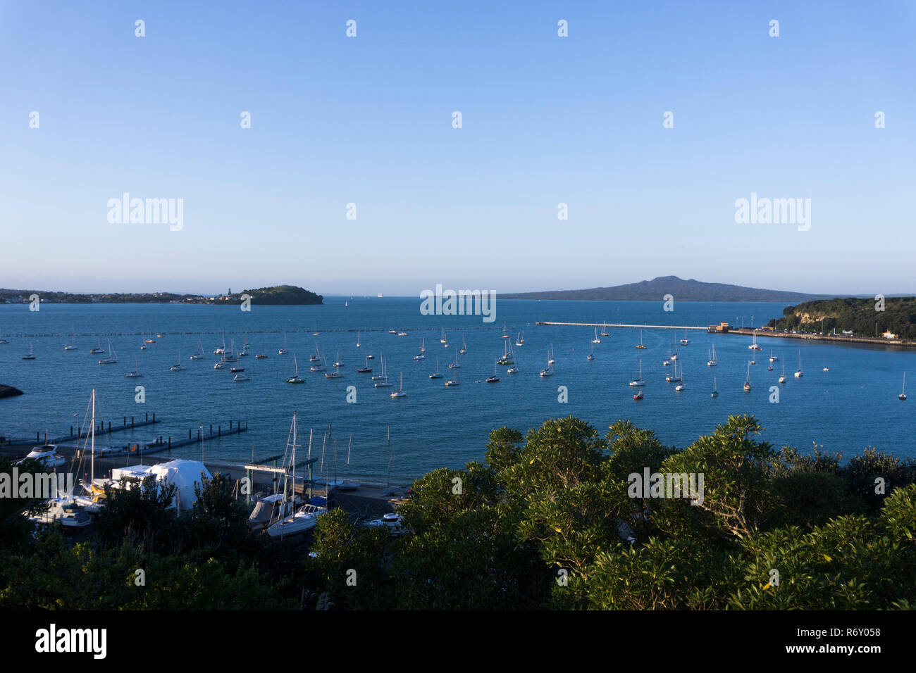Auckland, Neuseeland. Blick auf den Hafen von Auckland aus Paritai Antrieb Stockfoto