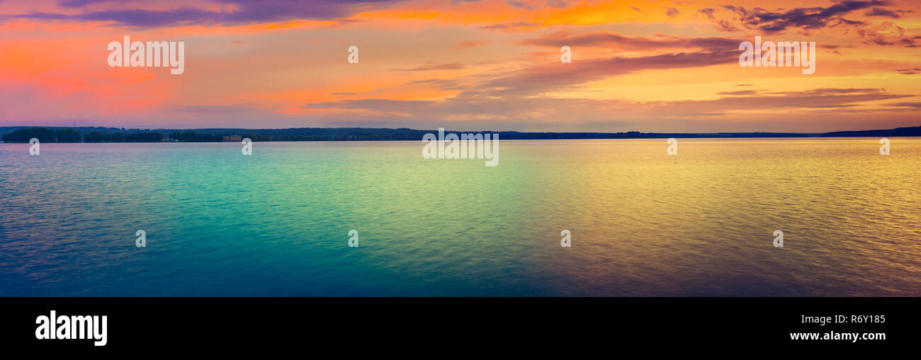 Sonnenuntergang über dem See. Erstaunliches Panorama Landschaft Stockfoto
