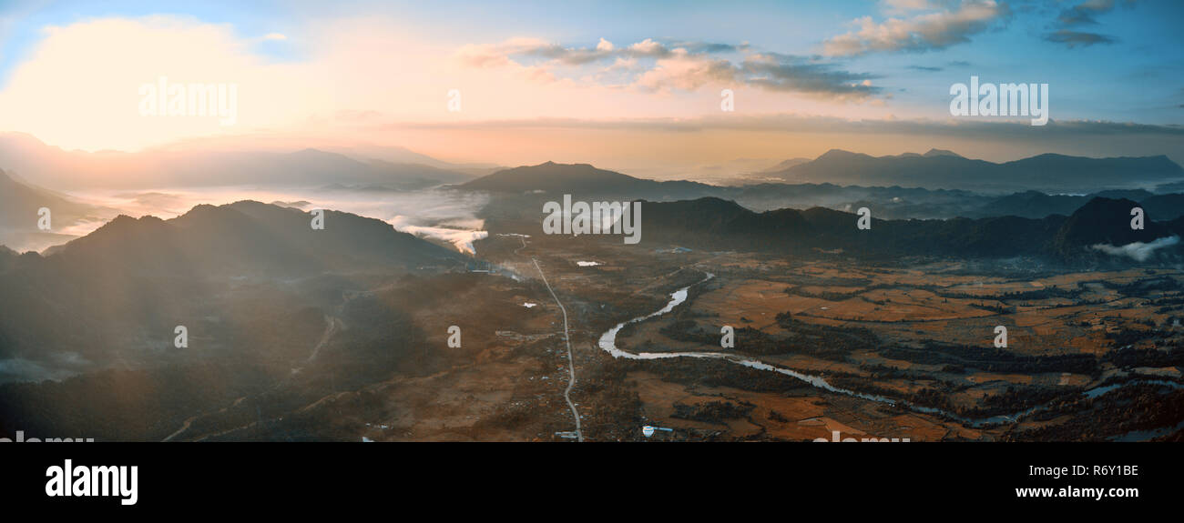 Luftaufnahme von einer kleinen Stadt in den Rocky Mountains das Tal und den Fluss Stockfoto