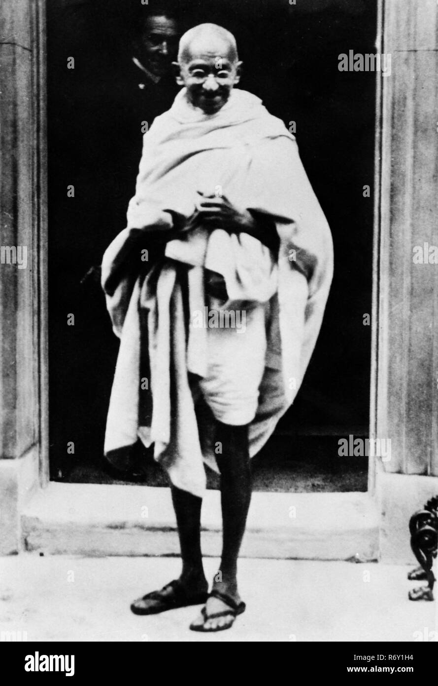 Mahatma Gandhi-Porträt in Schal gewickelt, außerhalb 10 Downing Street, London, England, UK, 1930, Altes Vintage 1900er Bild Stockfoto