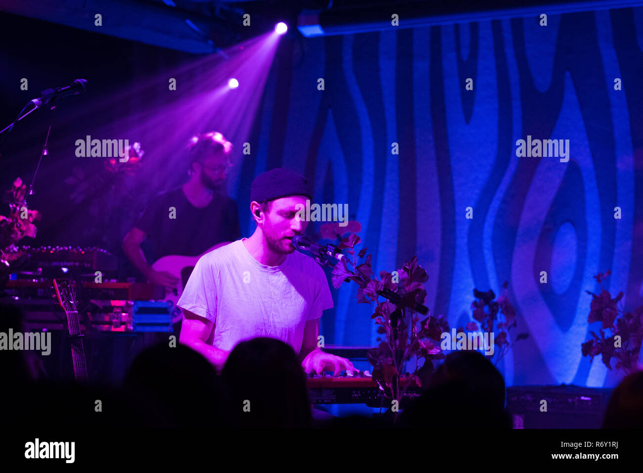 Portland, OR - Dezember 2, 2018: Indie Folk Rock Band Novo Amor führt mit Ali Lacey als Singer Songwriter in Portland Oregon vor einem verkauft. Stockfoto