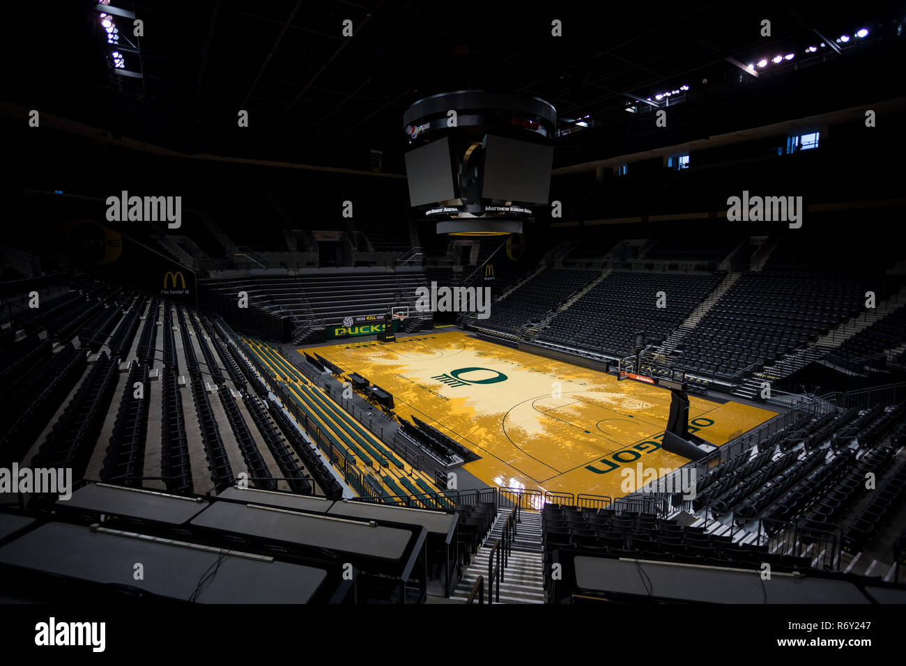 Eugene, OR - Oktober 7, 2018: Leere Matthew Knight Arena in Eugene Oregon, wo die Universität von Oregon Ducks Basketball Mannschaft ihre Heimspiele spielt. Stockfoto