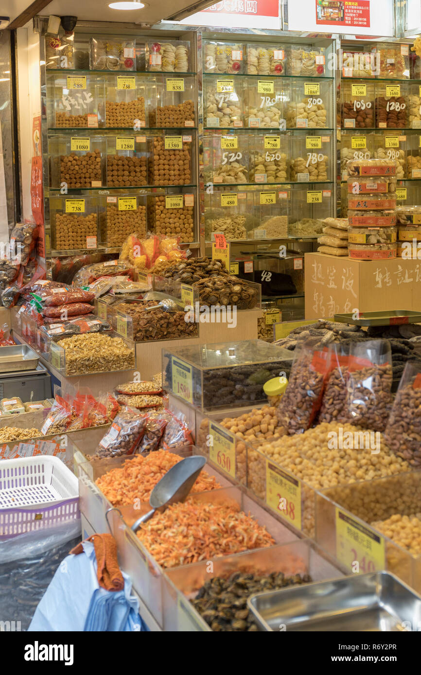 KOWLOON, HONG KONG - 21. APRIL 2017: Traditionelle chinesische Apotheke mit natürlichen Kräutern Zutaten in Mong Kok in Kowloon, Hong Kong. Stockfoto