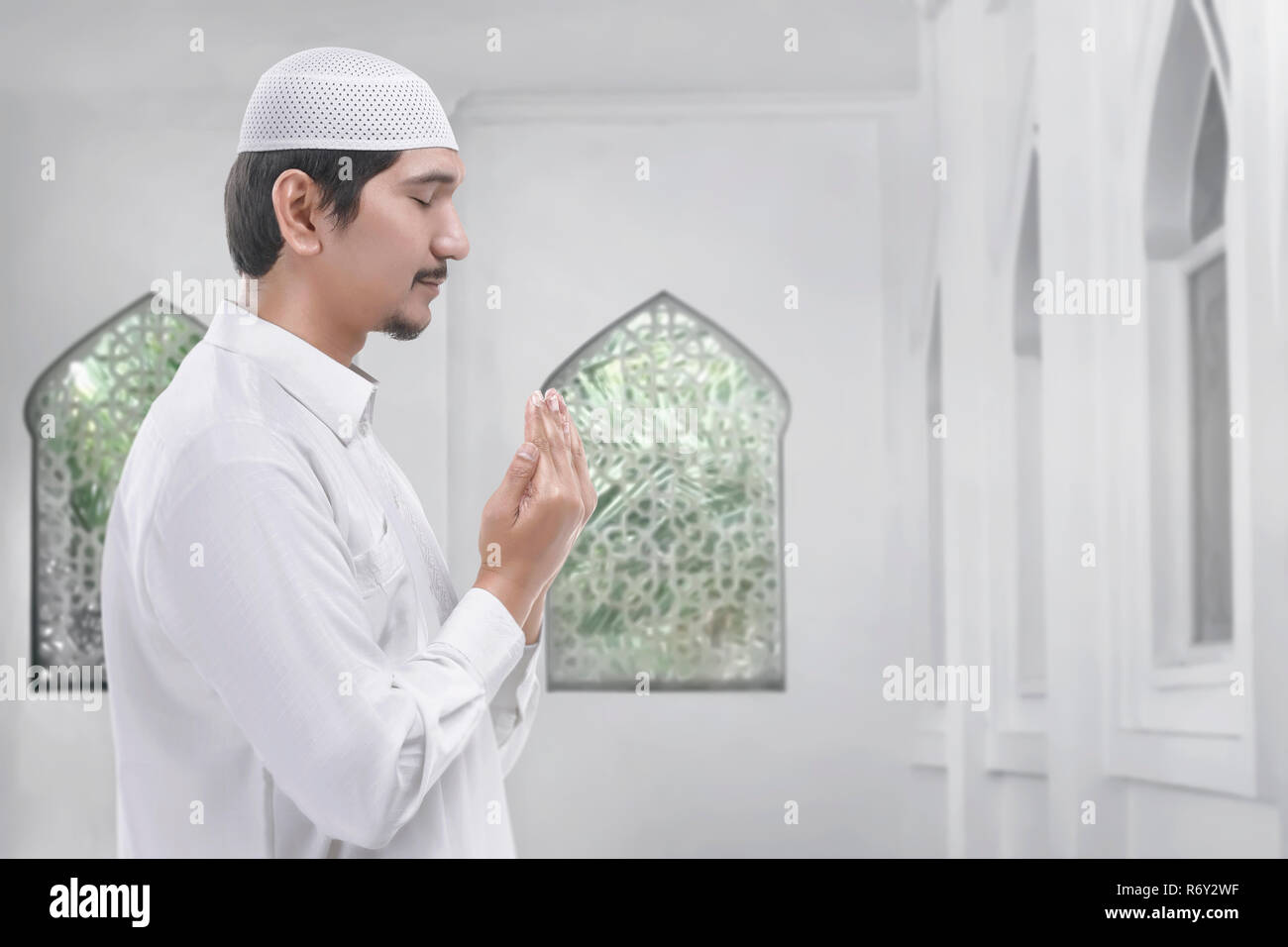 Seitenansicht des asiatischen muslimischen Mann, der betet Stockfoto