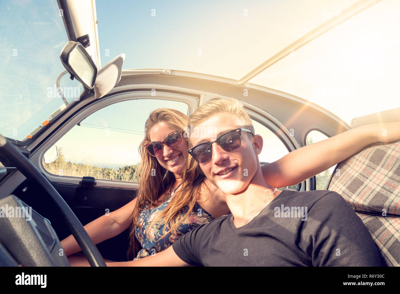 Paar im Auto Stockfoto