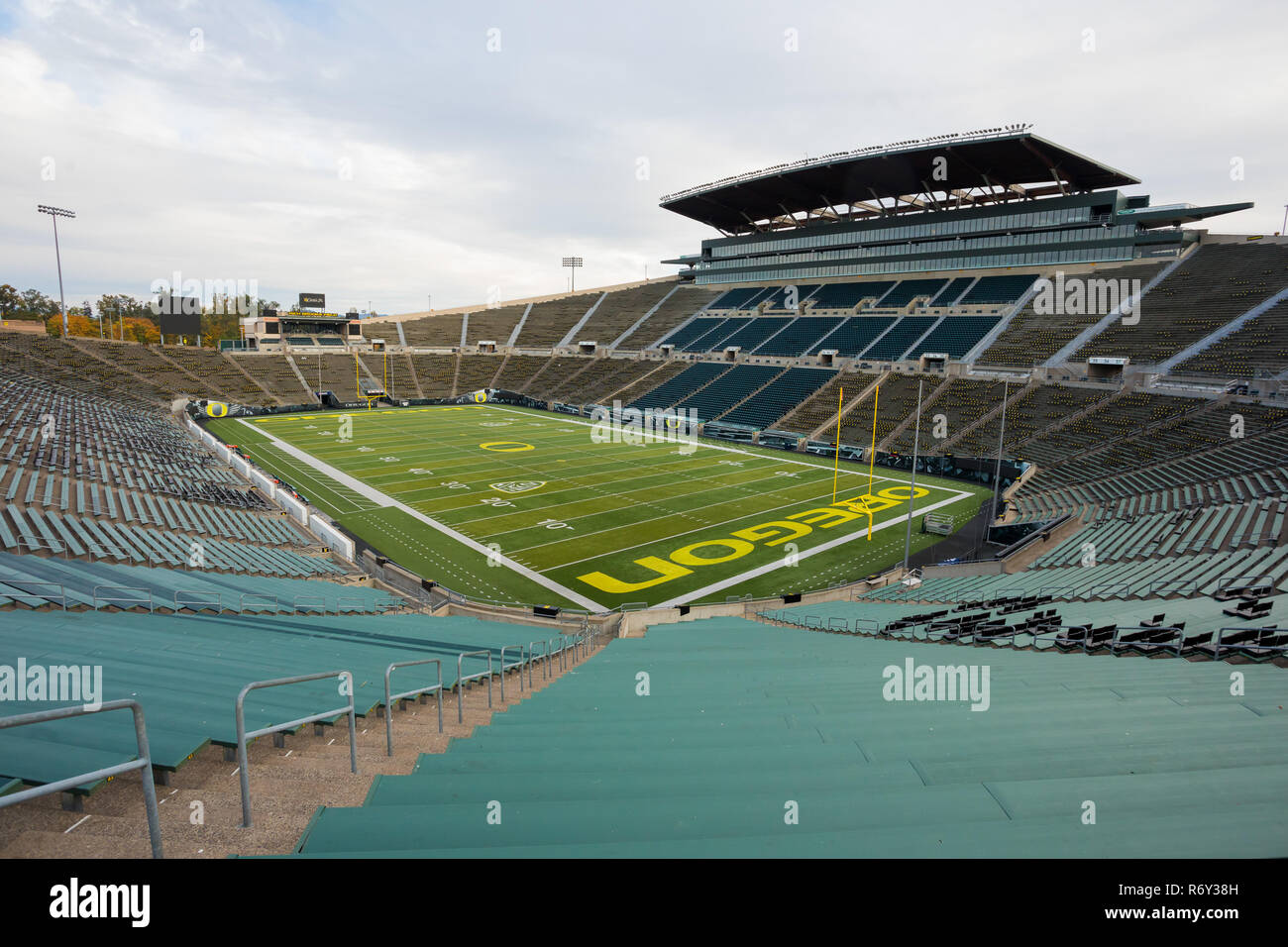 Eugene, OR - Oktober 23, 2018: Leere Autzen Stadium und reiche Bäche Feld auf dem Campus der Universität von Oregon, wo die Enten Fußball Team Home spielt Stockfoto