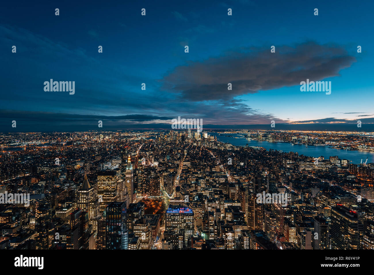 Blick auf die Skyline von Manhattan bei Nacht, in New York City Stockfoto