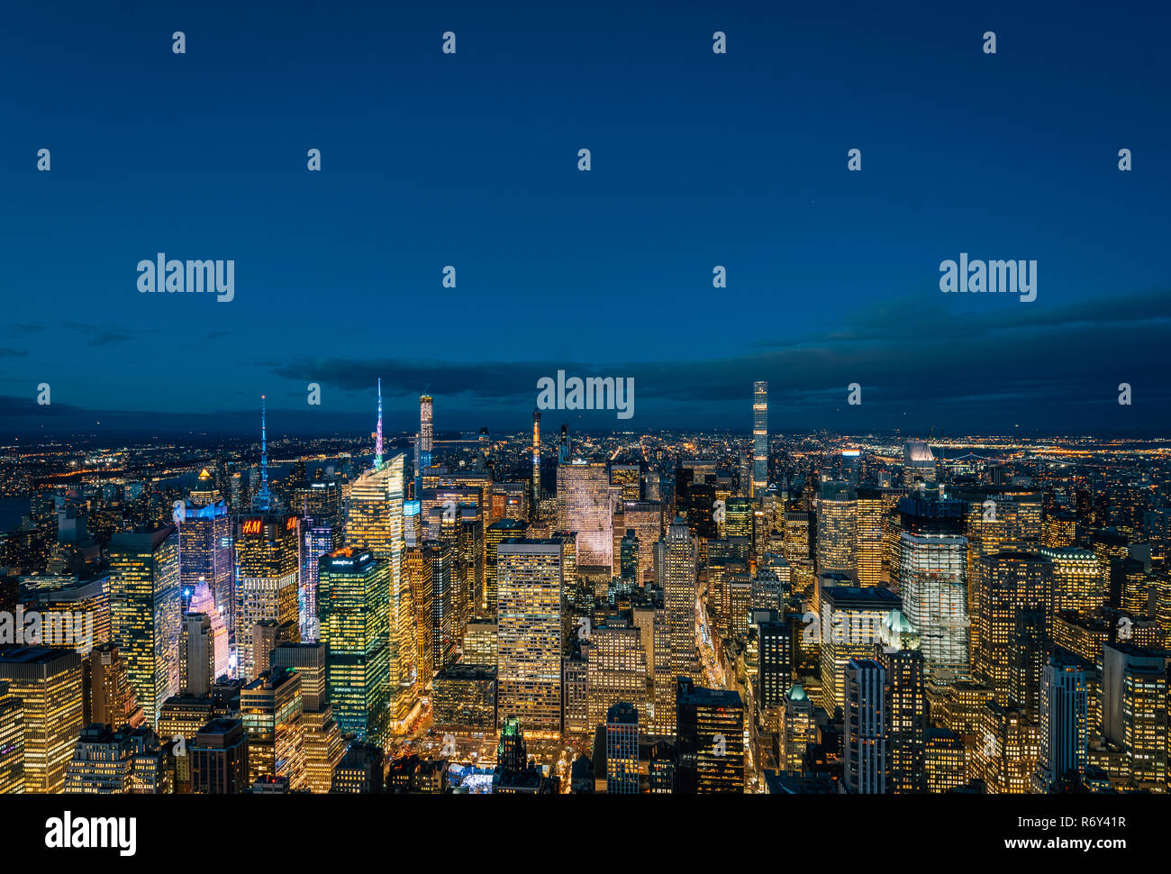 Blick auf die Skyline von Midtown Manhattan bei Nacht, in New York City Stockfoto