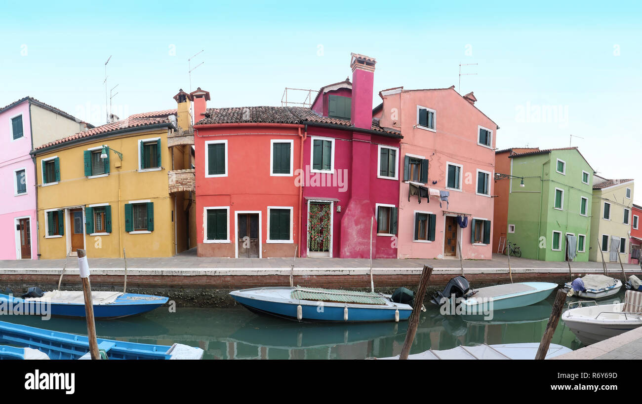 Bunte Burano Häuser auf Kanal Stockfoto