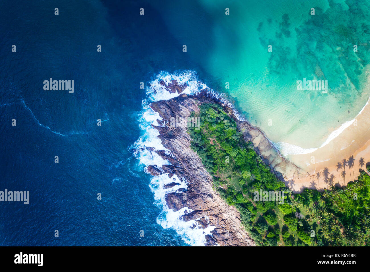 Felsen und Meer drone Foto bei Dikwella, Sri Lanka Stockfoto