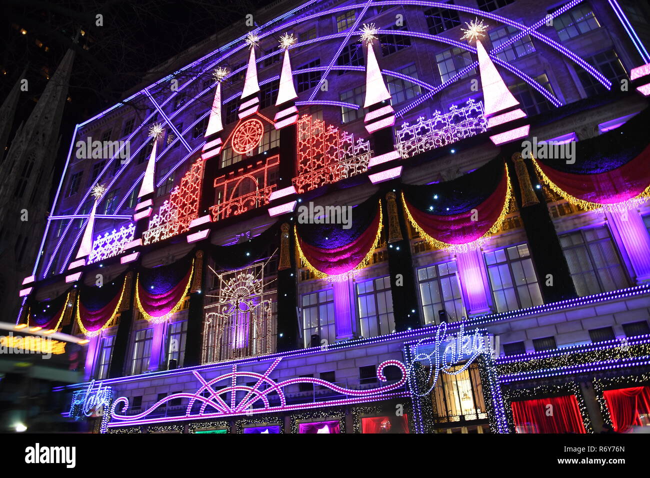 NEW YORK - Dezember 4, 2018: Der magische Saks Fifth Avenue Theater der Träume themed 2018 Ultimate Light Show und Urlaub in Windows erscheint am 4. Dezember Stockfoto