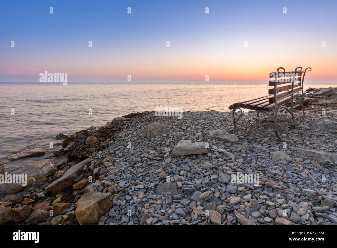 Shop auf dem steinigen Ufer des Schwarzen Meeres, Sochi, Russland Stockfoto