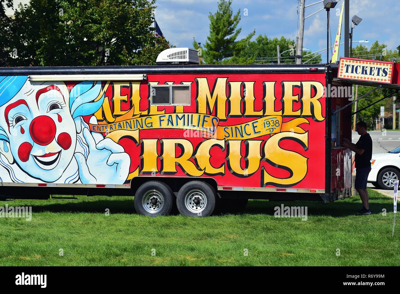 Itasca, Illinois, USA. Man Einkauf ein Ticket ein kleines, movile Circus in der kleinen Gemeinde Itasca, Illinois zu besuchen, Stockfoto