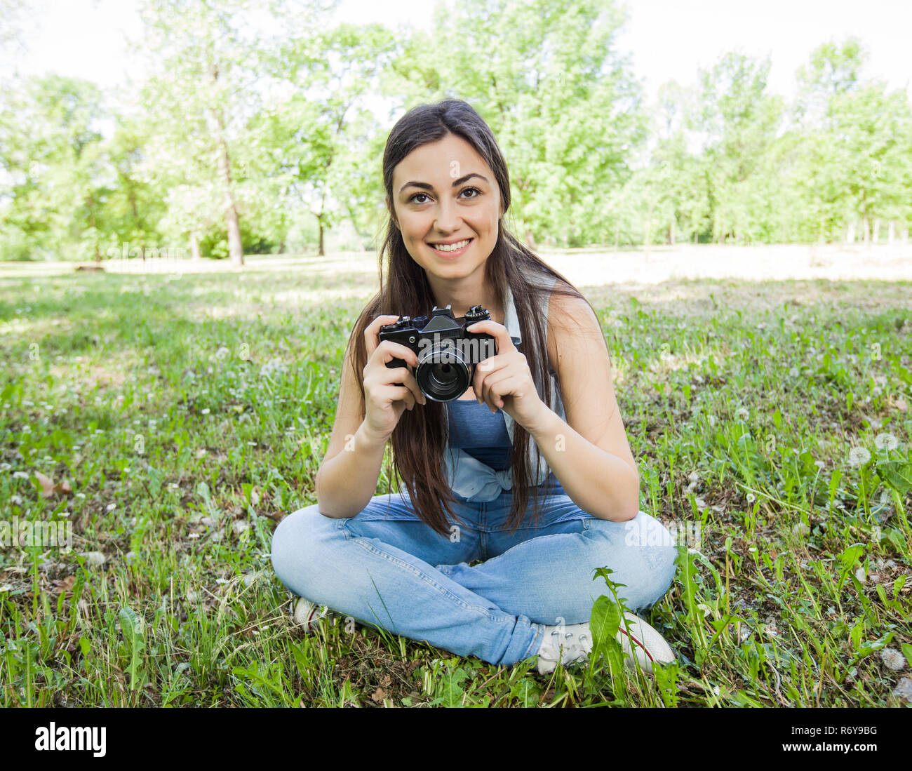 Junge Frau Amateur Fotograf Outdoor Stockfotografie Alamy