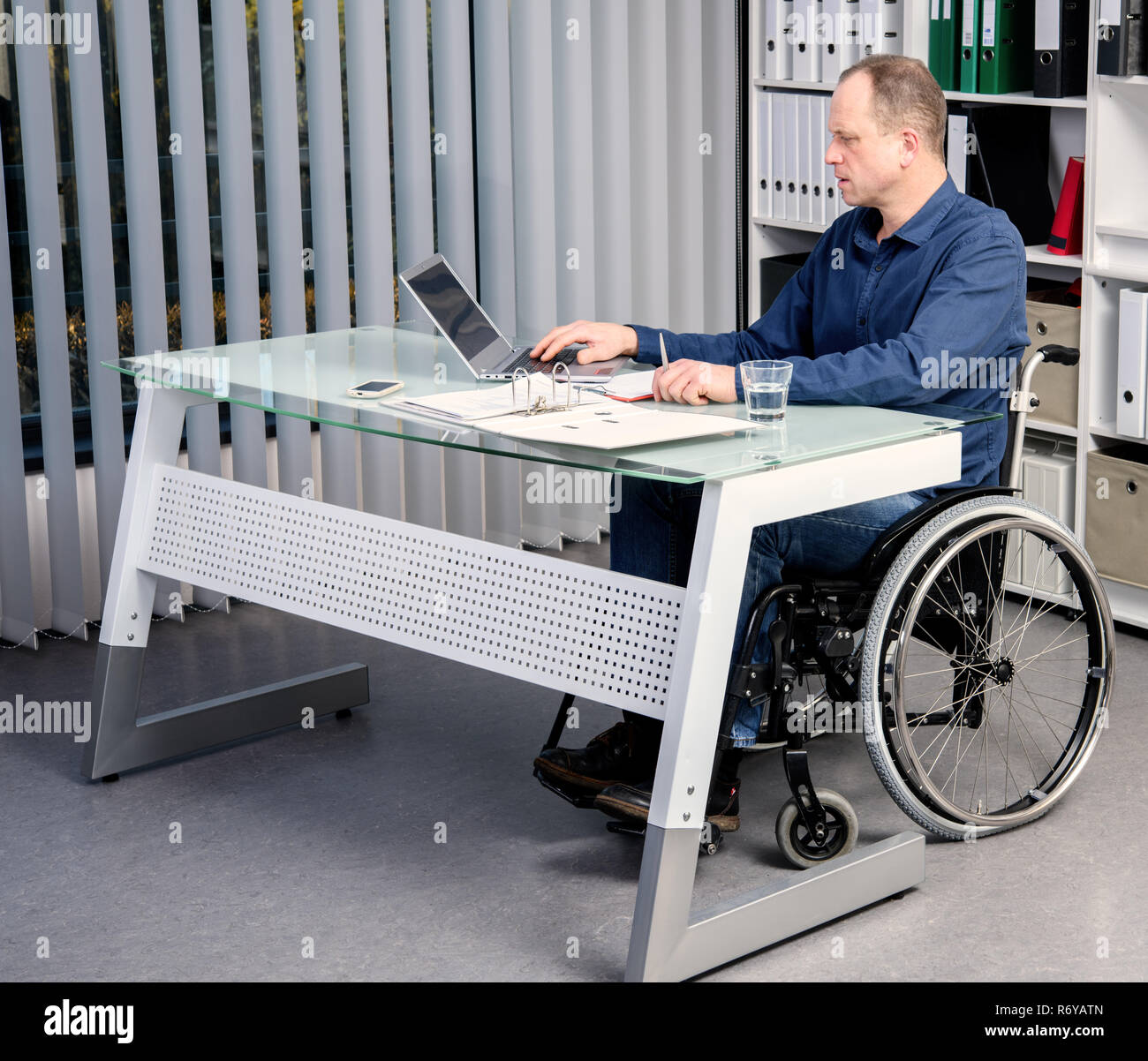 Behinderte im Rollstuhl Stockfoto