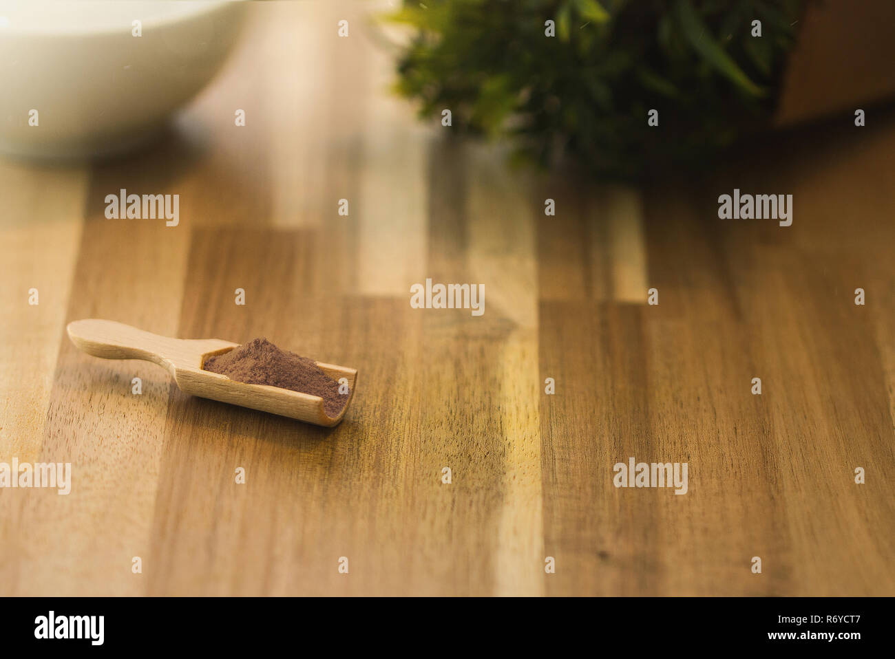 Kreuzkümmel spice Pulver und Kräutern auf einem Löffel aus Holz. Zutaten zum Kochen und Würzen. Stockfoto