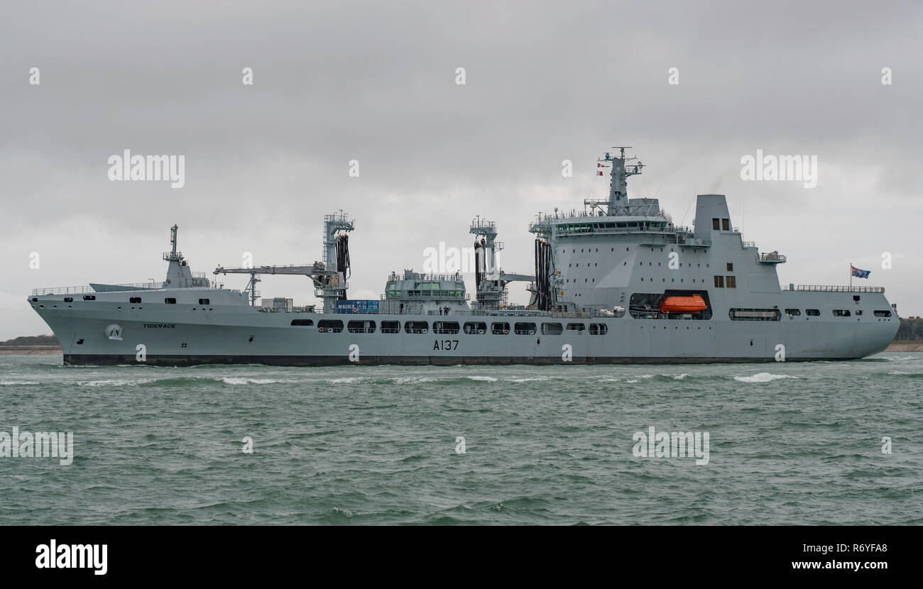 An das neue Royal Fleet Auxiliary (Tide Klasse) Auffüllung Tanker, RFA Tiderace, Portsmouth, UK am 6. Dezember 2018 nach dem ersten Besuch. Stockfoto