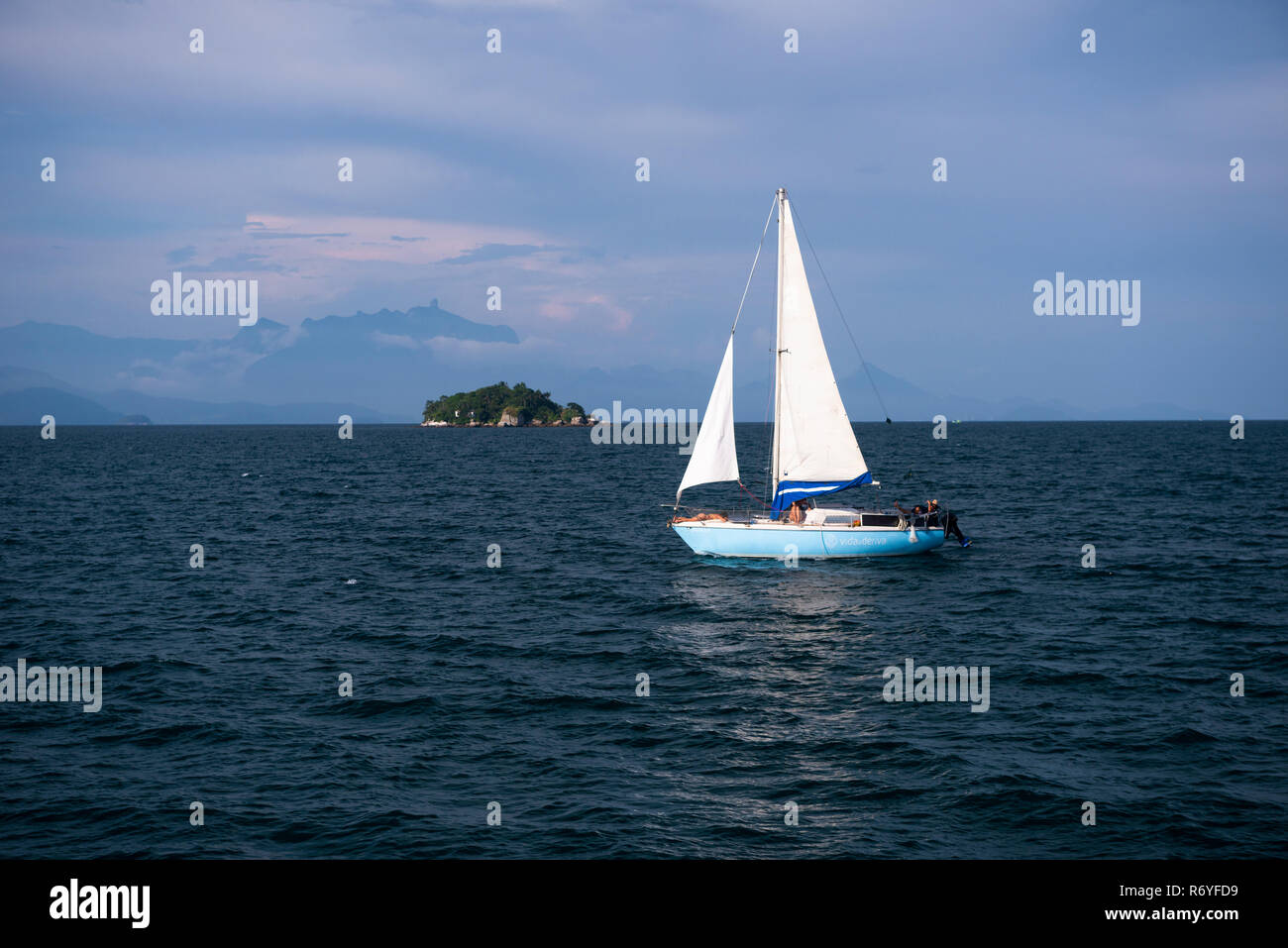 Ein Boot Segeln in der Bucht von Paraty, Brasilien Stockfoto
