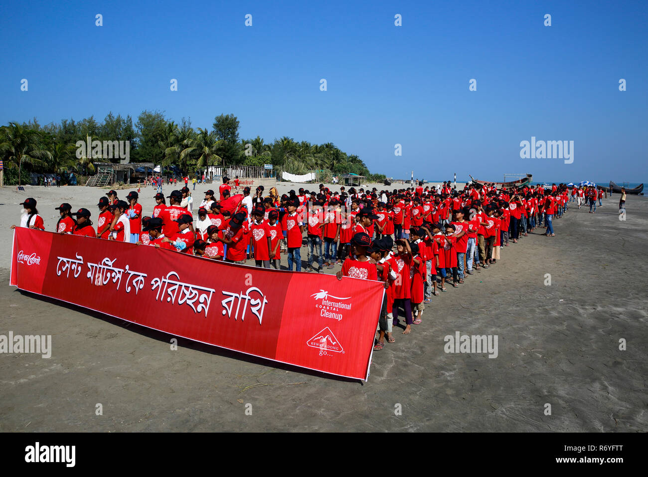 Eine Prozession wird in Island Sea Beach Saint Martin's Als pert der Internationalen Coastal Cleanup von keokradong Bangladesch, die Co veranstaltet wurden Stockfoto