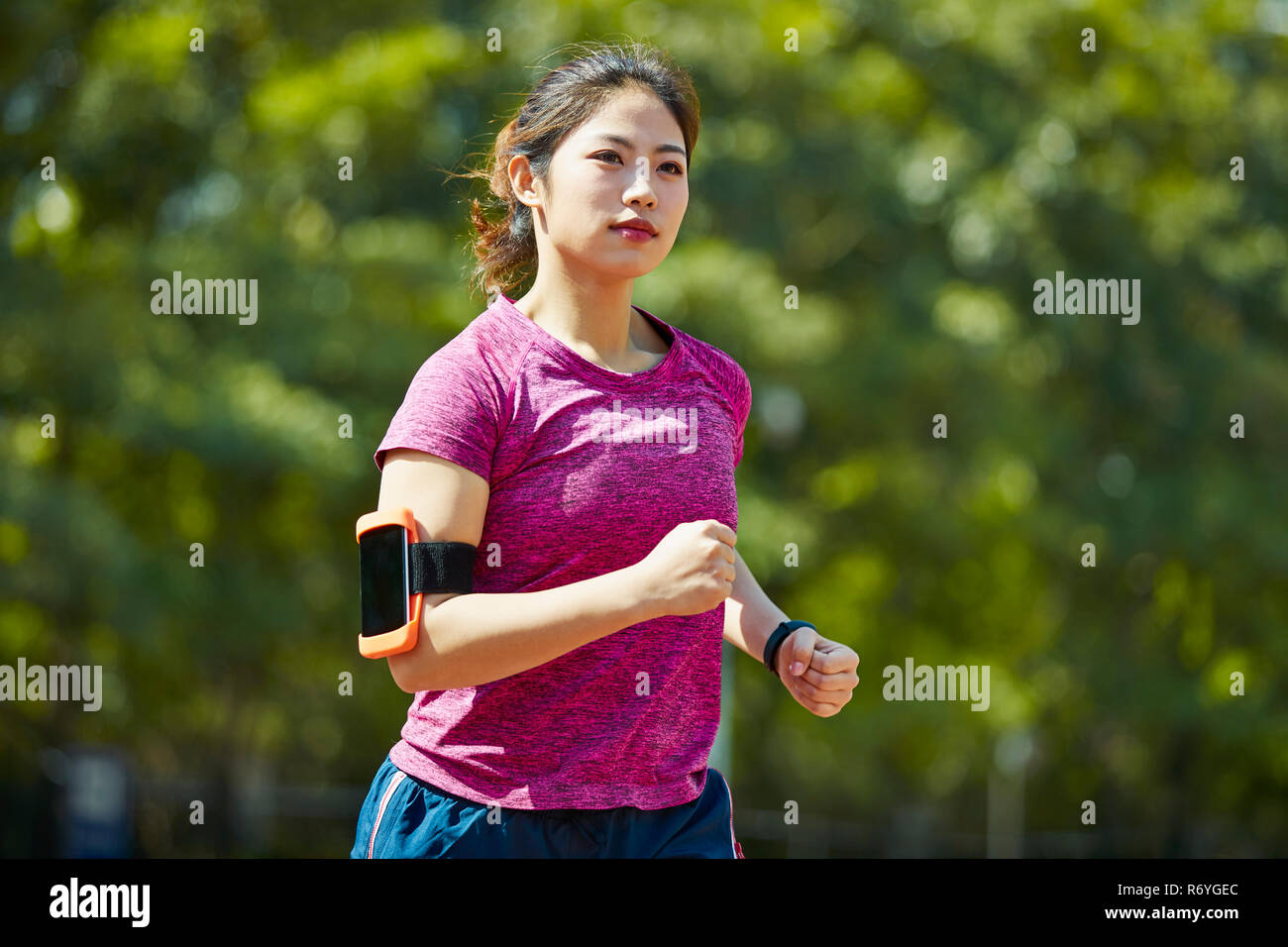 Junge asiatische Frau Leichtathlet läuft Stockfoto