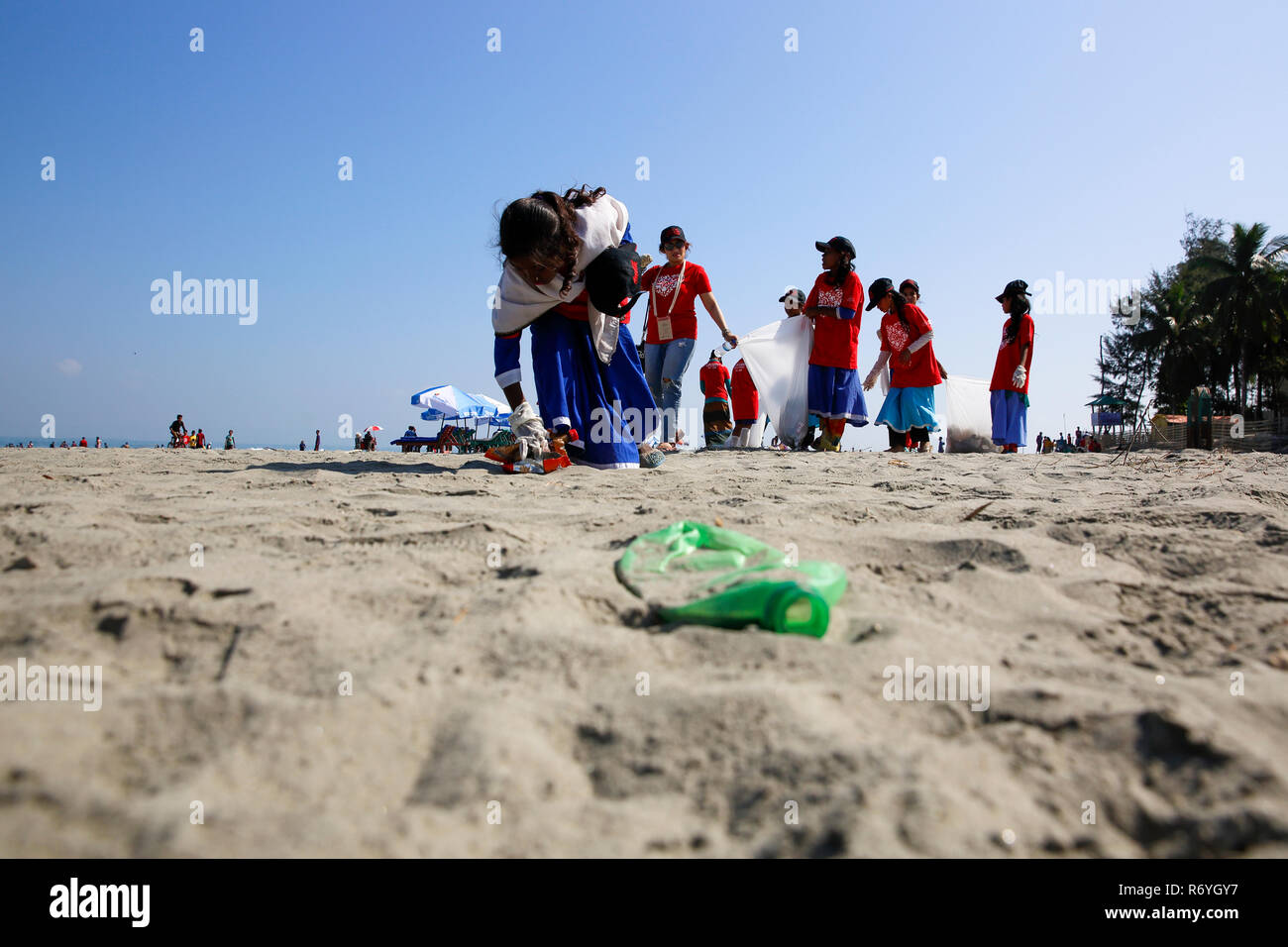 Freiwillige bis saubere Insel Meer Strand der St. Martin als pert der Internationalen Coastal Cleanup organisiert von keokradong Bangladesch, die coordin Stockfoto