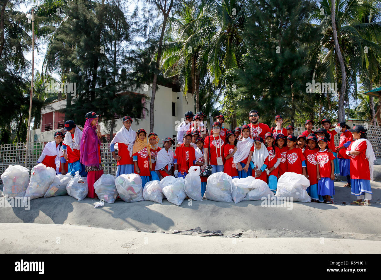 Freiwillige bis saubere Insel Meer Strand der St. Martin als pert der Internationalen Coastal Cleanup organisiert von keokradong Bangladesch, die coordin Stockfoto