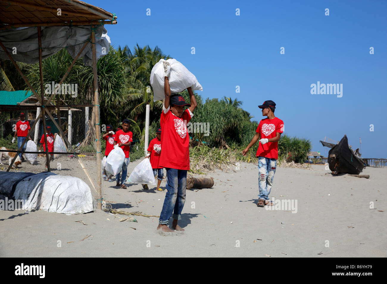 Freiwillige bis saubere Insel Meer Strand der St. Martin als pert der Internationalen Coastal Cleanup organisiert von keokradong Bangladesch, die coordin Stockfoto