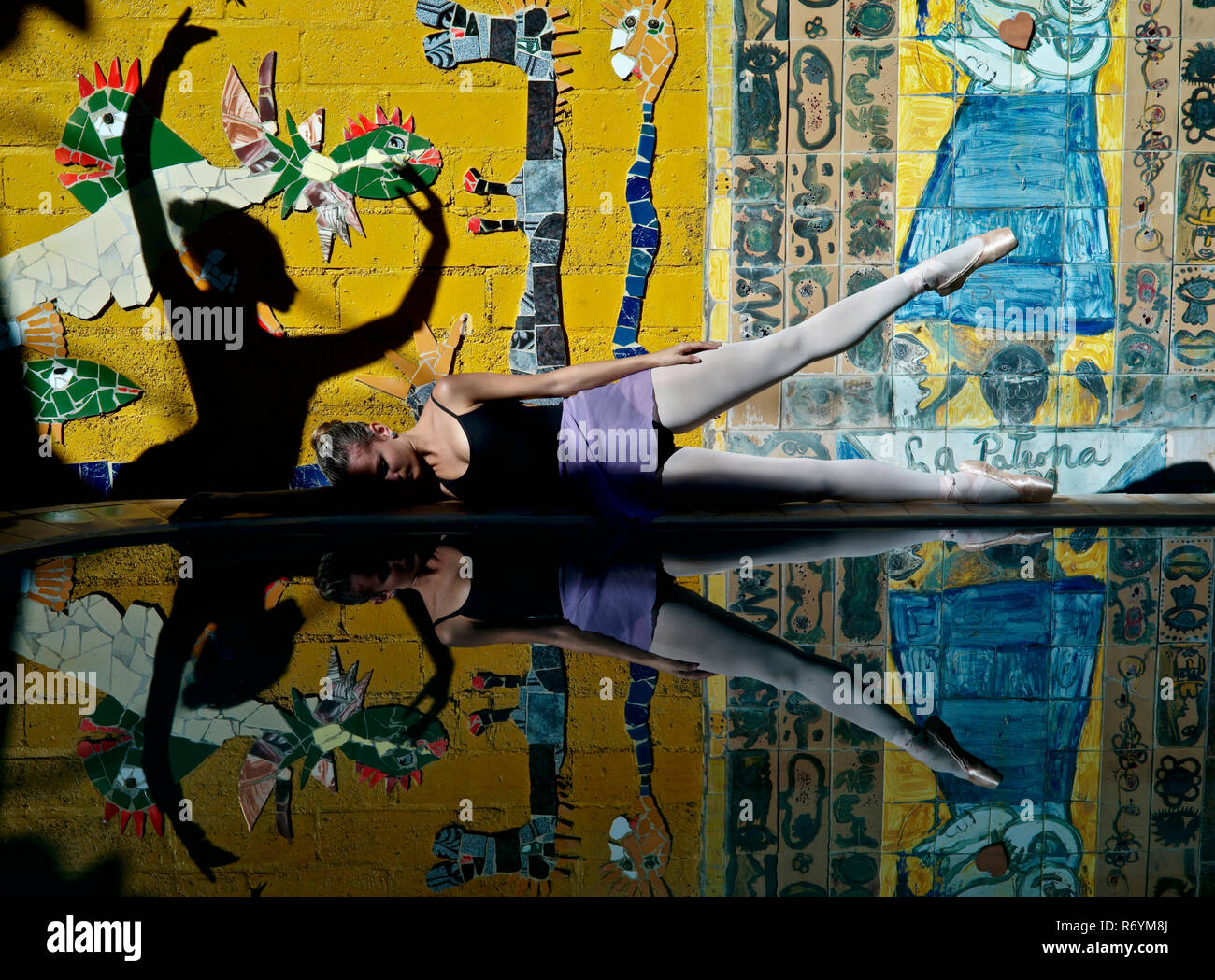 Kubanische Nationalballett Tänzerin im Studio der kubanischen Künstler Jose Fuster Stockfoto