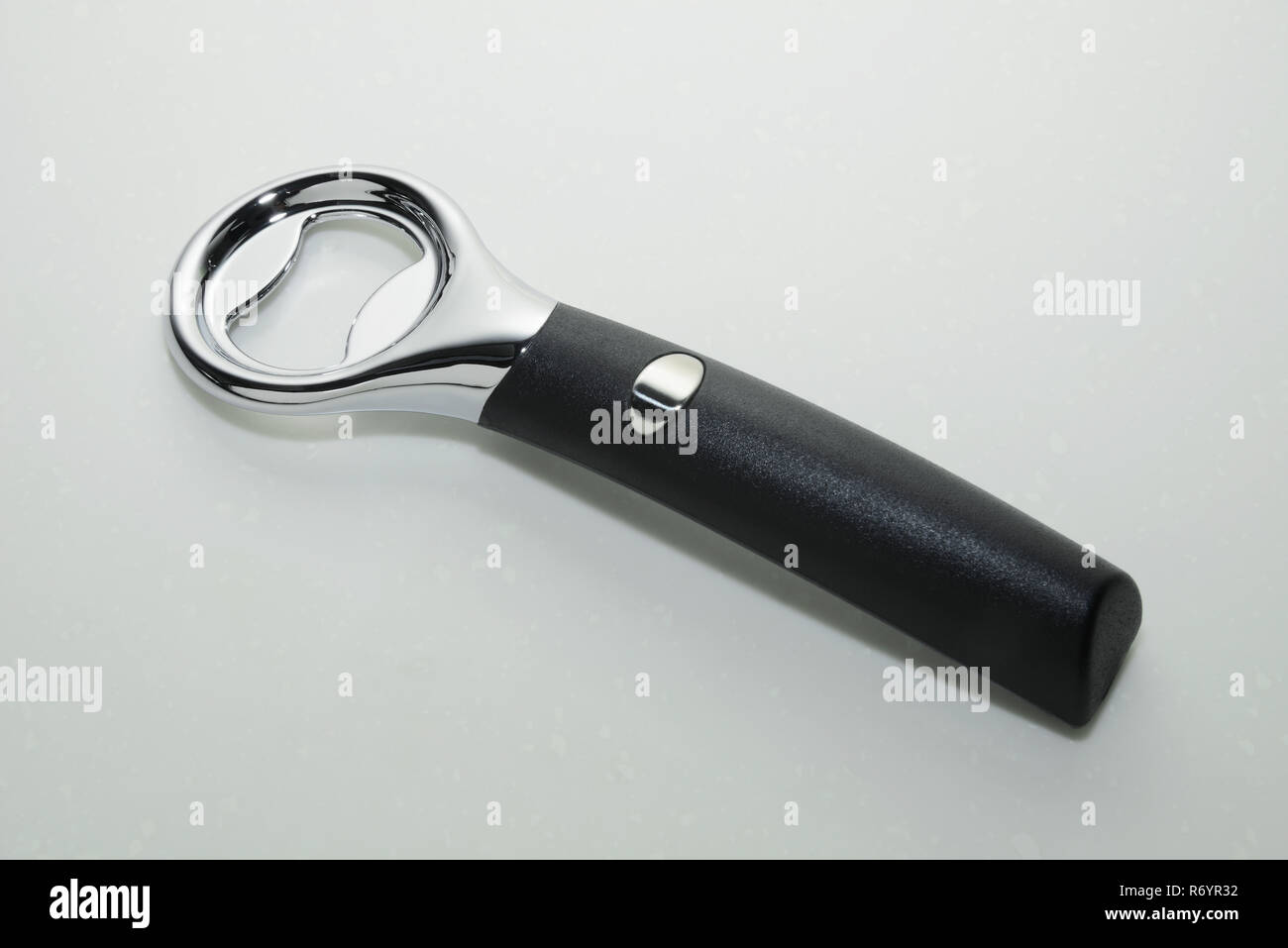 Eine Flasche cap Opener, ein gemeinsames Werkzeug Hand in jedem Haushalt zu finden Stockfoto