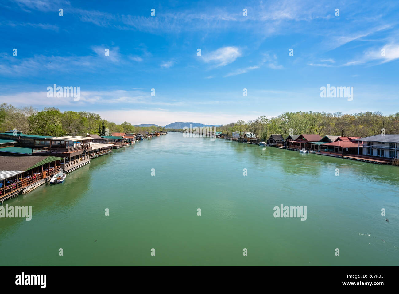 Ufer der Ada Bojana Fluss Stockfoto