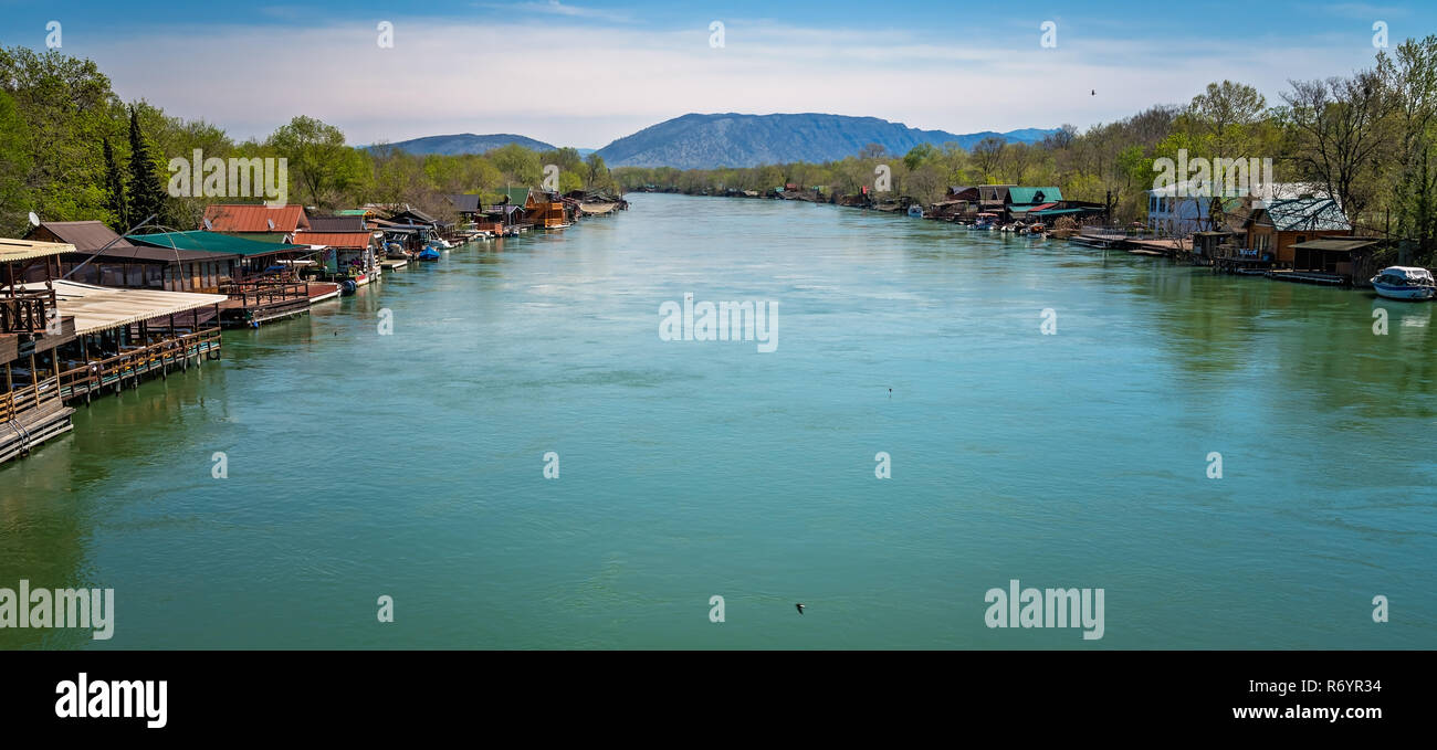 Ufer der Ada Bojana Fluss Stockfoto