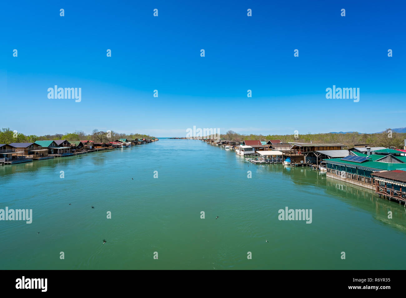 Ufer der Ada Bojana Fluss Stockfoto