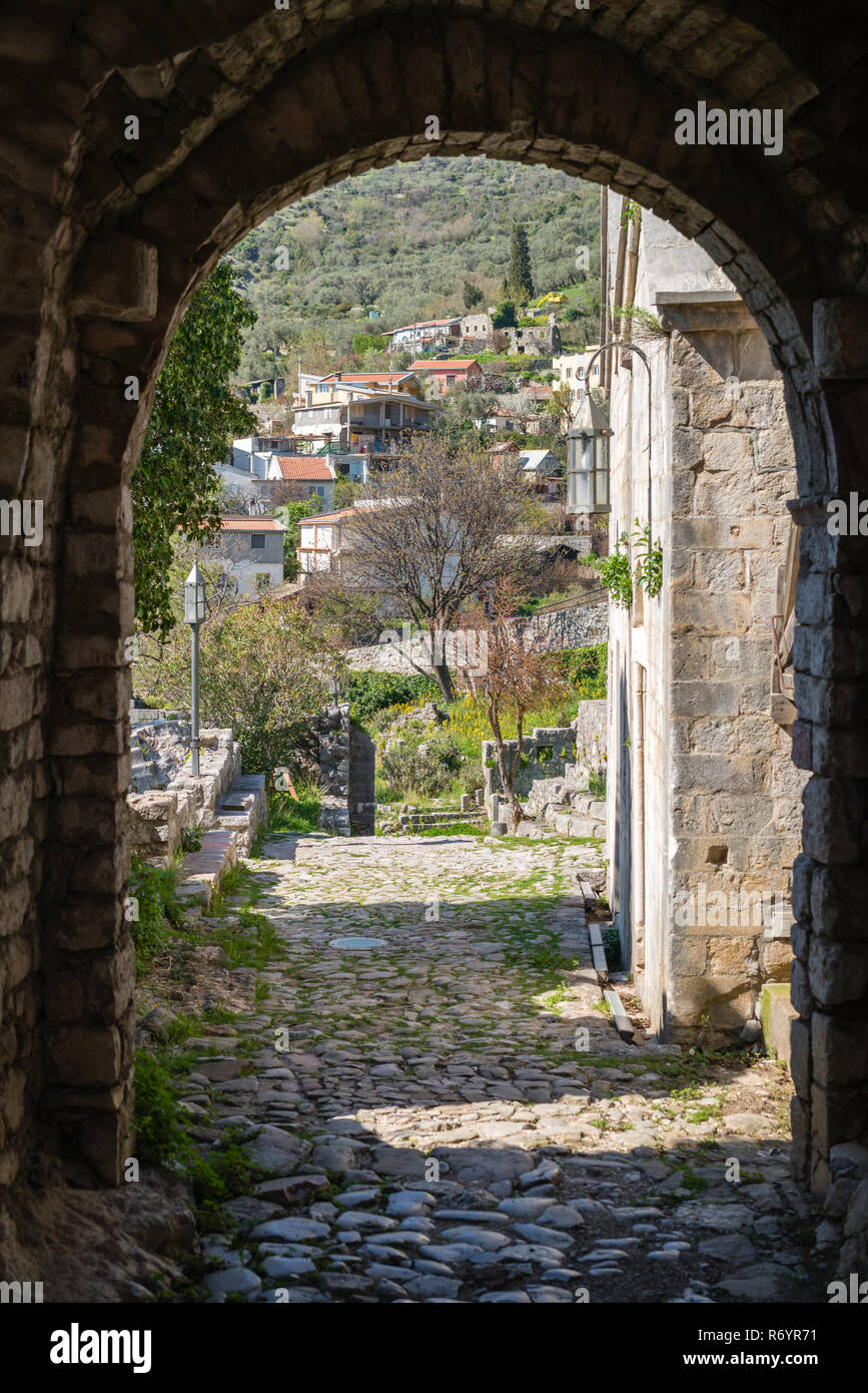 Torbogen unter Passage in Stari Bar Stockfoto