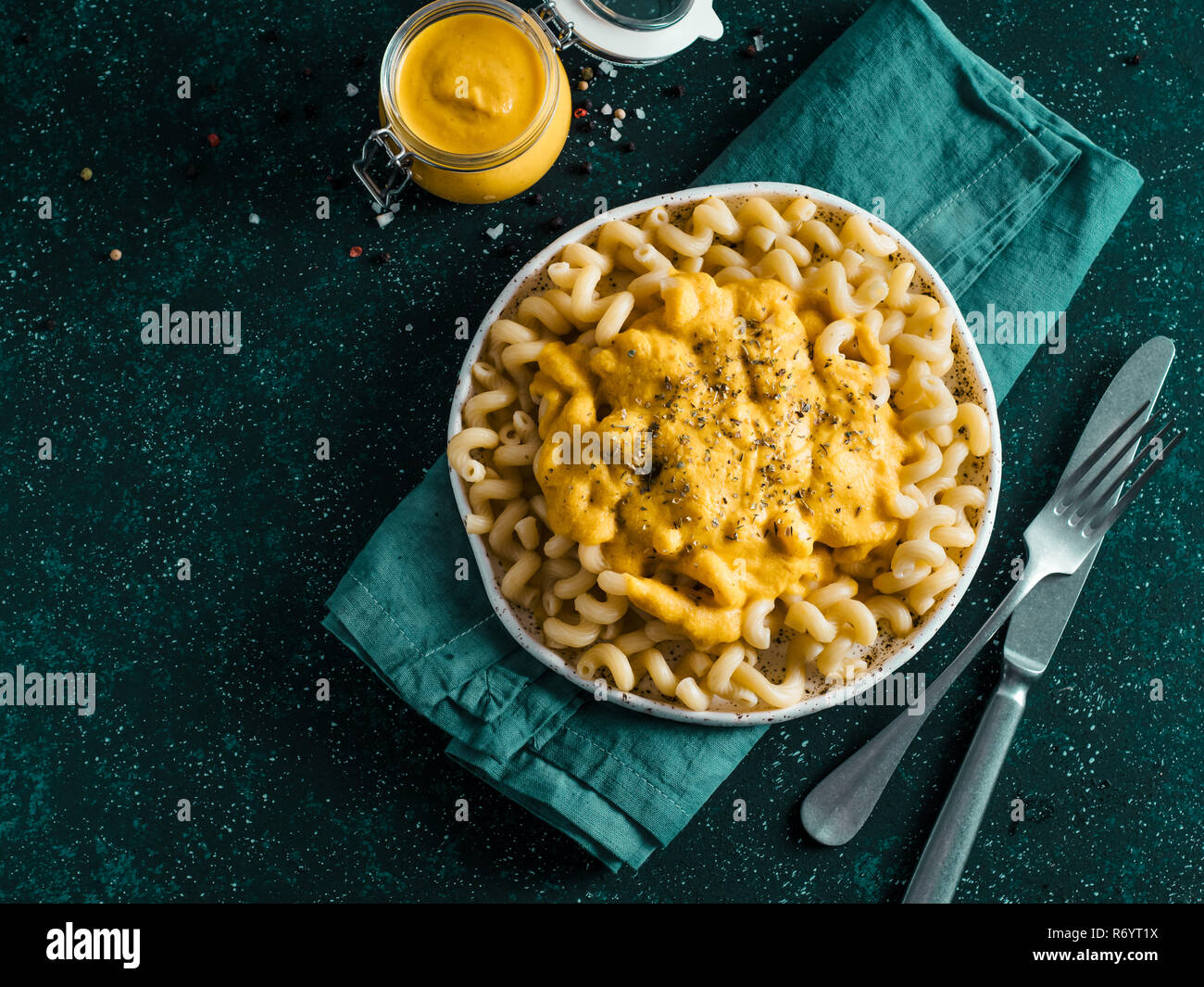 Pasta mit vegan cremige Chia cheddar Sauce Stockfoto